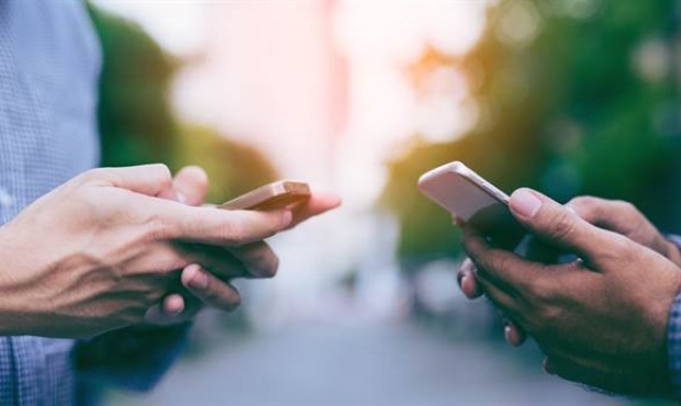 Kinesiólogos bonaerenses advierten un aumento en las dolencias por el uso excesivo de celulares y tabletas