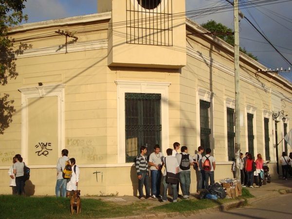 Menores de 12 y 13 años pintaron las paredes de la Escuela Berisso