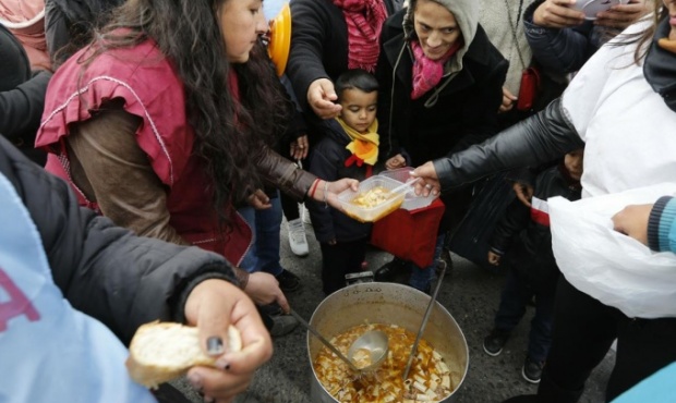 Mientras se busca declarar la emergencia alimentaria, Una familia necesita $15.677 para no ser pobre