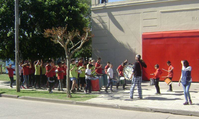 Con gran entusiasmo los chicos se preparan para los festejos de primavera