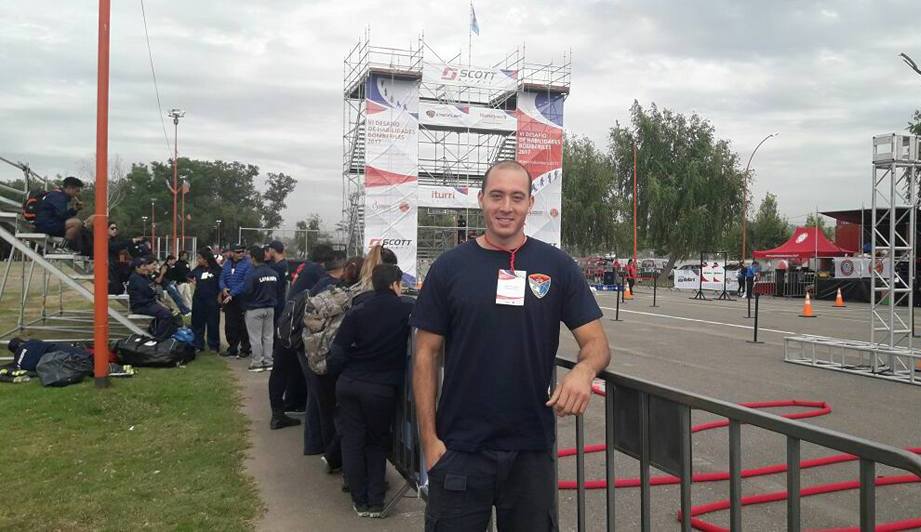 El bombero David Rojas participó del VI Desafío de Habilidades Bomberiles 2017