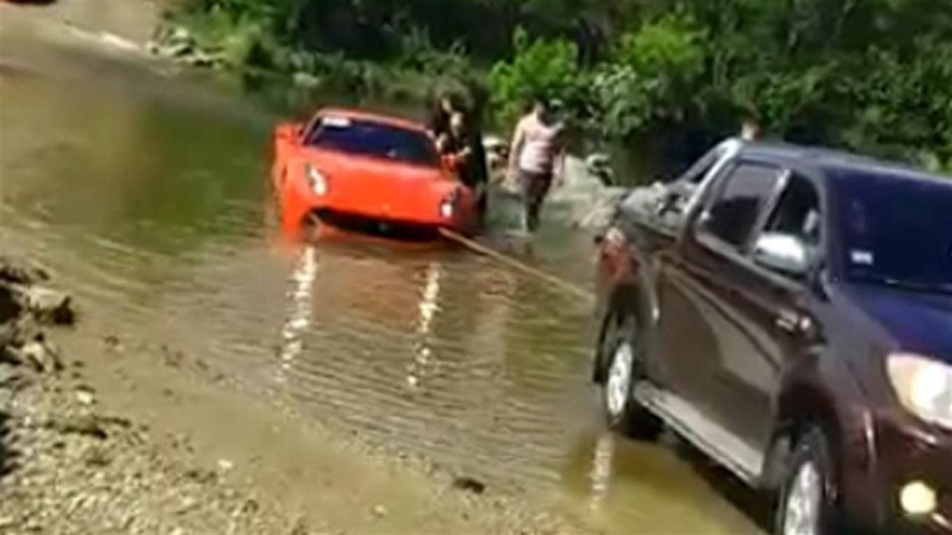Córdoba: rescataron una Ferrari que había quedado atascada en un vado