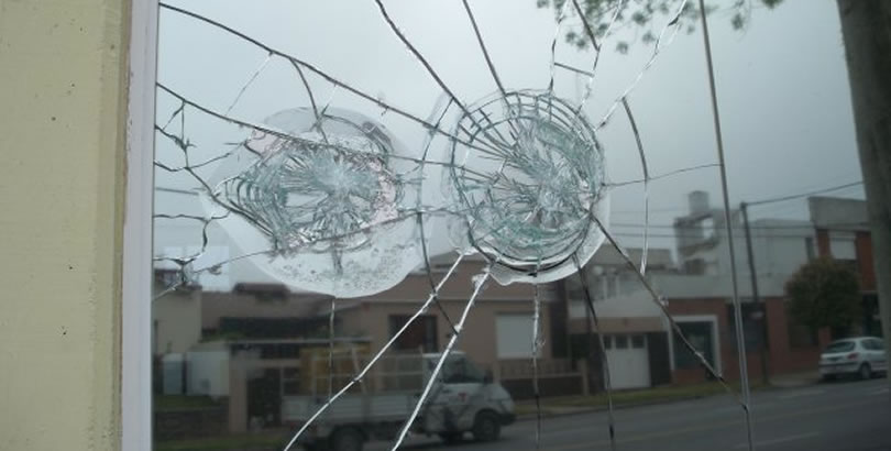 Rompen vidriera de una concesionaria de autos