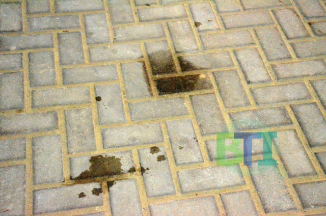Así queda el piso de Anchorena por el estacionamiento de autos