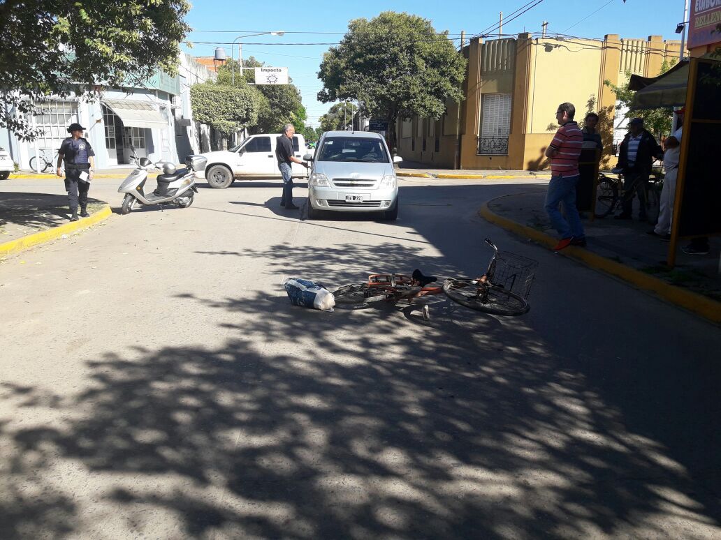 Accidente entre auto y bicicleta. Un hombre se fracturó la cadera