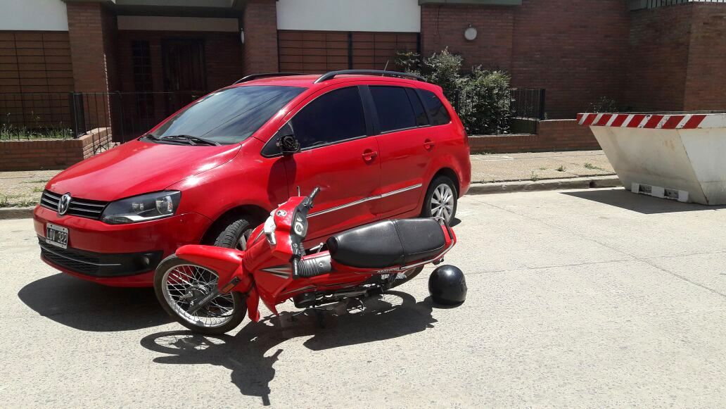 Accidente entre moto y automovil