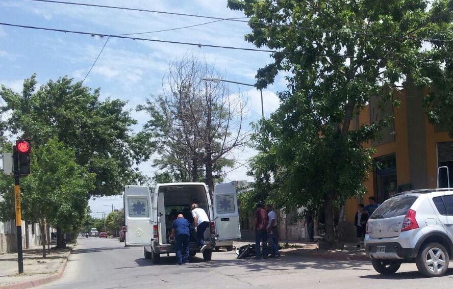 Ni el semáforo los para. Nuevo Accidente entre auto y moto
