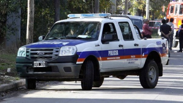Accidente entre moto y auto. Una joven se fracturó la pierna