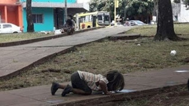 Conmoción por la foto de una nena que toma agua de un charco en Misiones