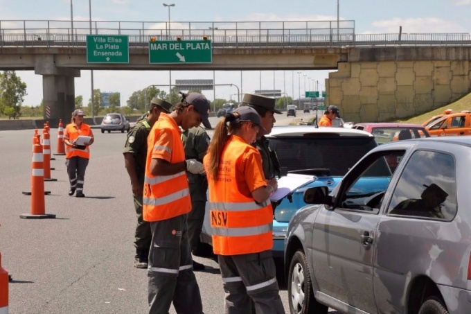 ¿Qué tenés que llevar en el auto si vas a salir a la ruta? Conocé lo que no te puede faltar si querés evitar una multa