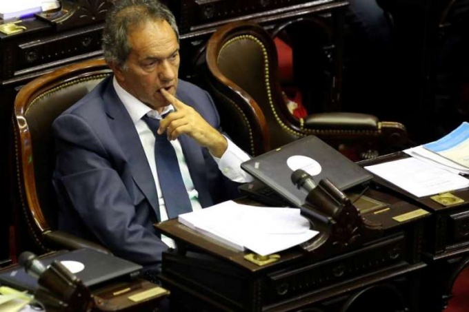 ¿Se quedó dormido? Scioli desapareció en medio de la sesión y no defendió a los jubilados