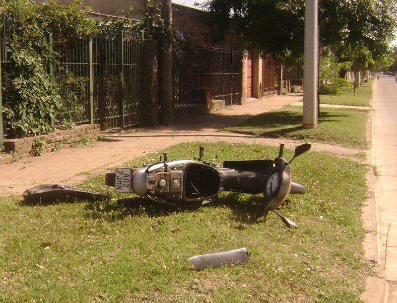 Un clásico cotidiano. Chocaron auto y moto en Avellaneda y Saavedra