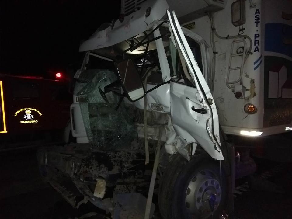 Accidente entre dos camiones en Ruta Nº9