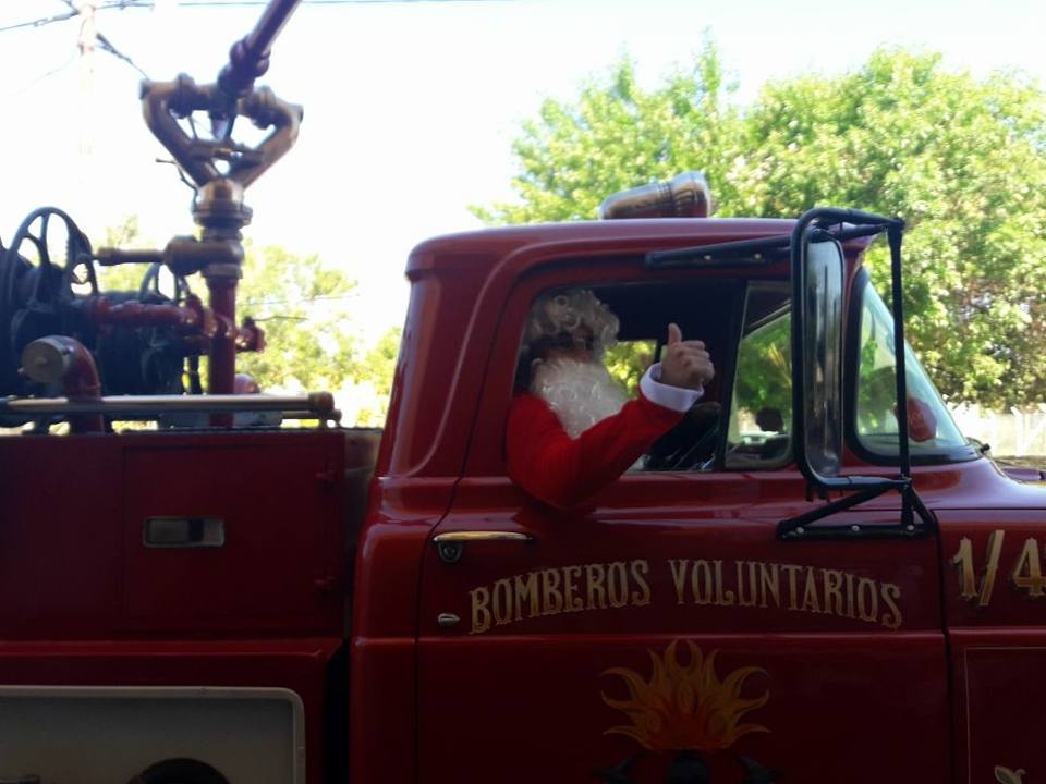Bomberos recorrieron la ciudad con Papá Noel