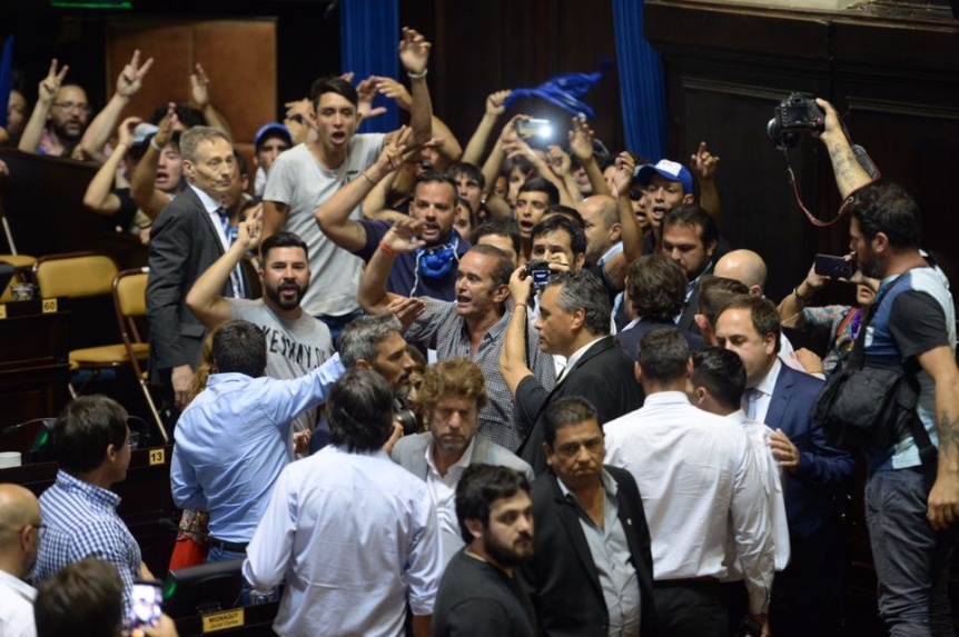 Sesión caliente en el Congreso Pcial: discusión adentro del recinto y represión afuera