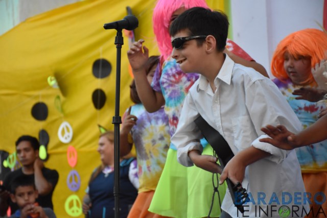 El Hogar del Niño despidió el año con una fiesta retro