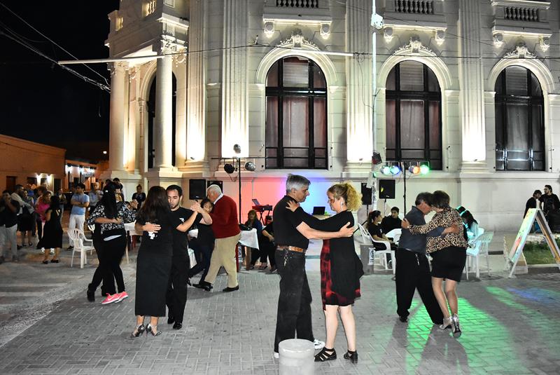 El Día del Tango se conmemoró en la tradicional esquina de la ciudad