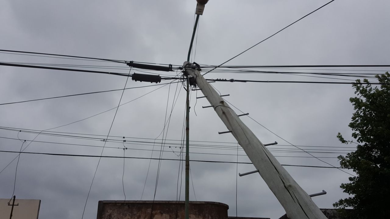 Preocupación de los vecinos por postes a punto de caerse