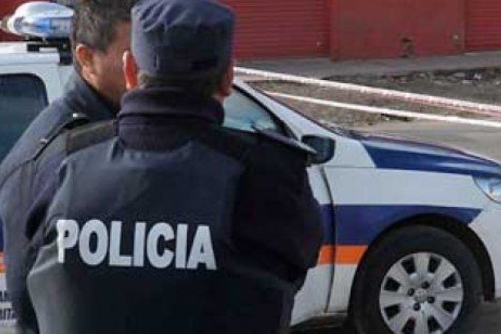 Aparece moto robada escondida en unos arbustos
