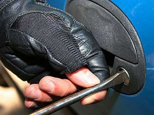 Detienen a un hombre que intentó ingresar a un auto con fines delictivos