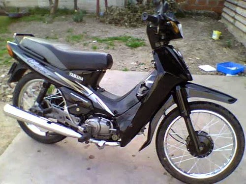 Roban una moto estacionada en la vereda