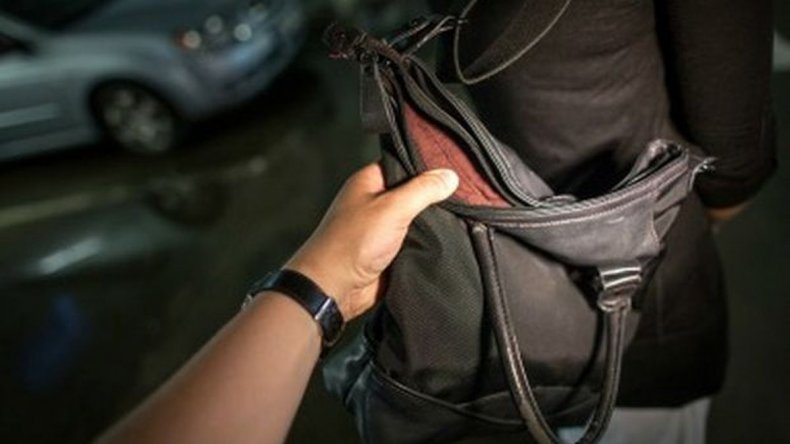Aprehenden a un joven que intentó robarle las carteras a dos mujeres