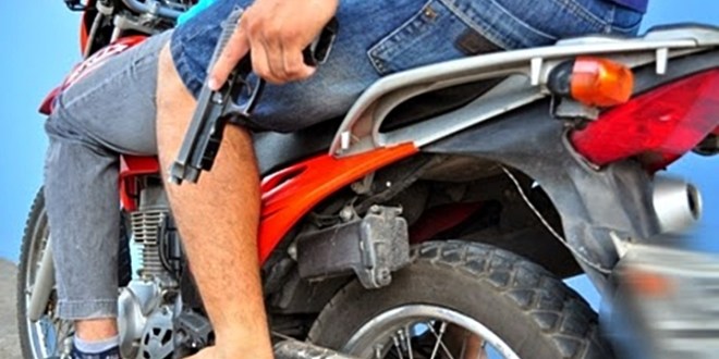 Motochorros robaron la recaudación de un camión repartidor