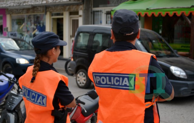 Vecino denunció que le faltó dinero de su auto secuestrado después de un accidente
