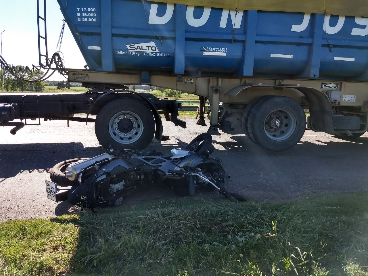 Chocaron un camión y una moto en el puente de Ruta 9 y 41