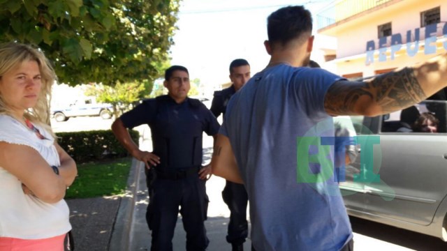 Un policía chocó con su auto y se quiso dar a la fuga