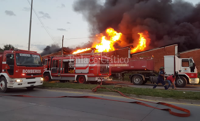 Incendio en la fábrica de lanchas de Campana. Actuaron cien bomberos