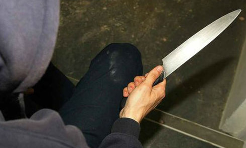 Amenazó con un arma blanca a su concubina y a las fuerzas de seguridad. Fue detenido