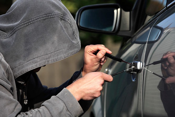 Roban un auto y lo encuentra la policía a las pocas horas abandonado
