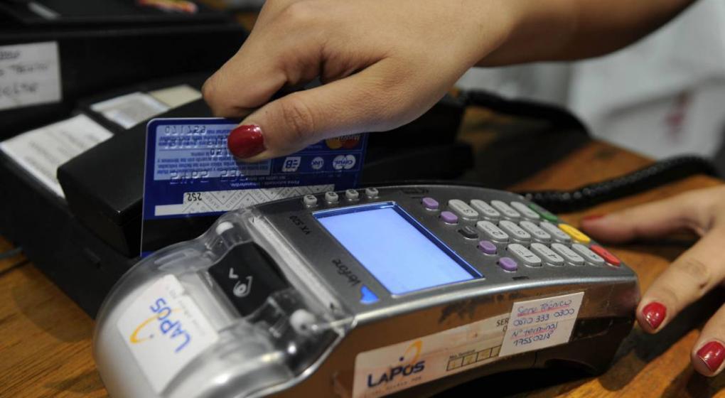 Bajaron los aranceles que pagan los comercios a las tarjetas