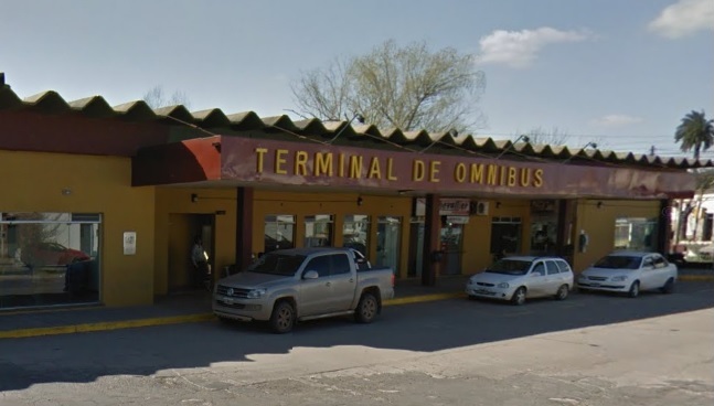 Entran por el techo de los baños de la terminal.