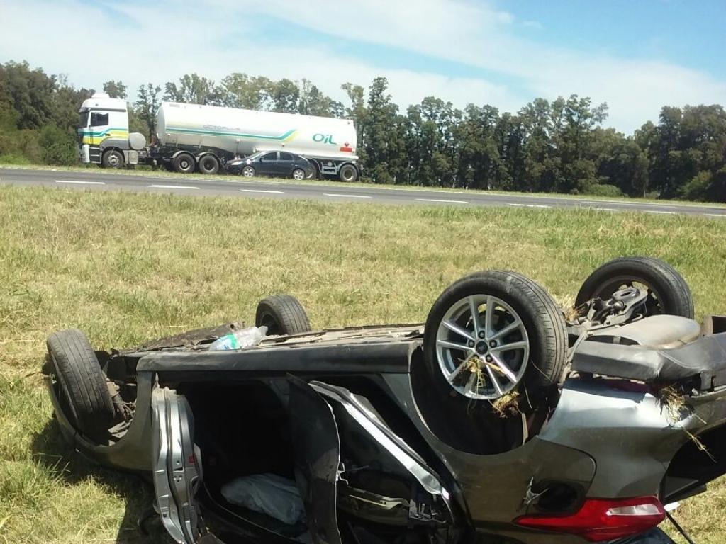 Familia lesionada al volcar su auto sobre la Ruta 9