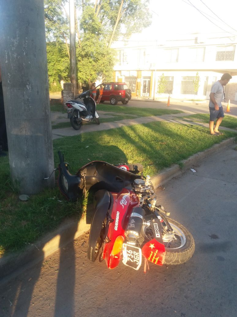 Otro accidente entre auto y moto