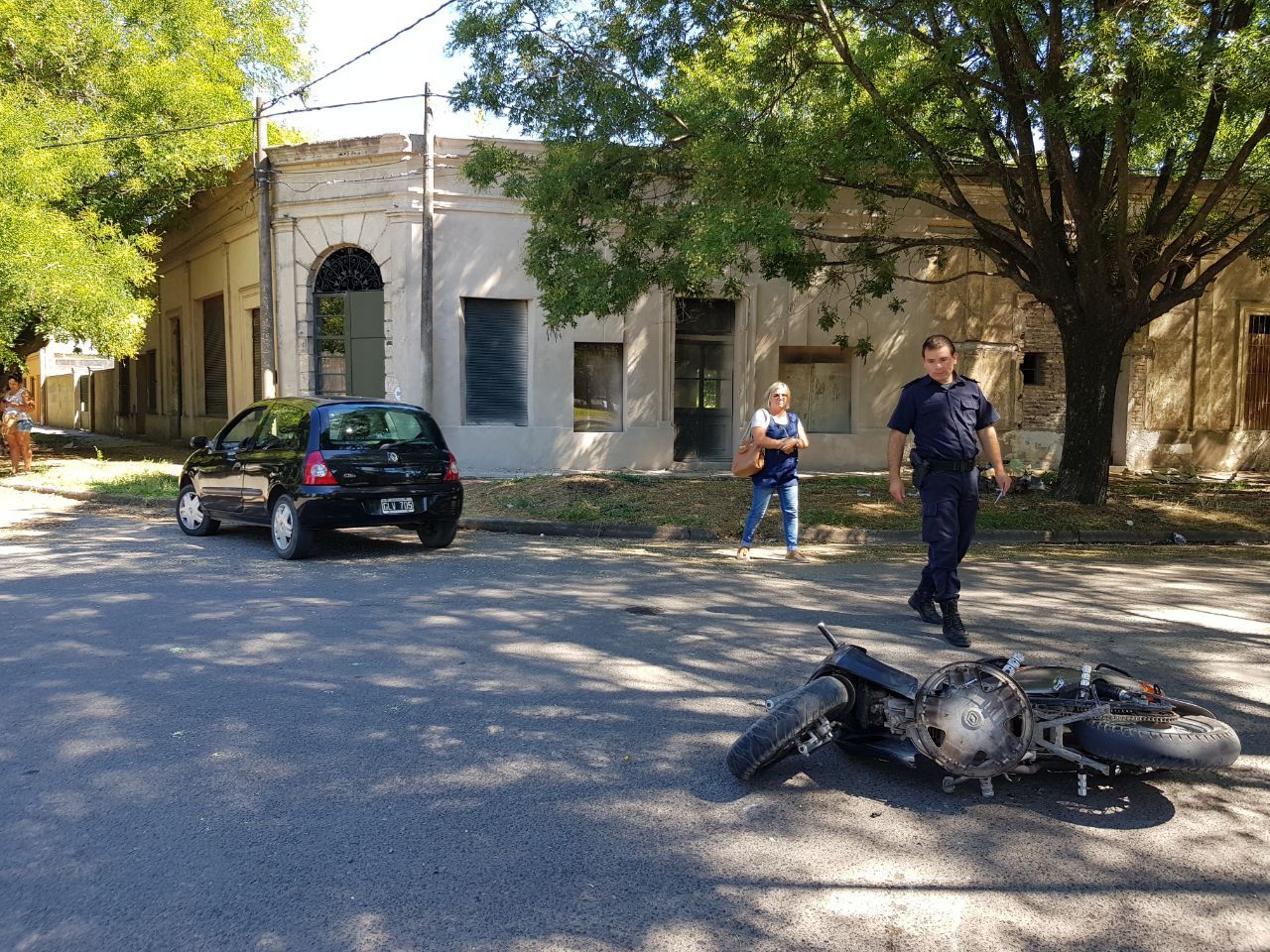 Accidente entre auto y moto. Una mujer con heridas de consideración