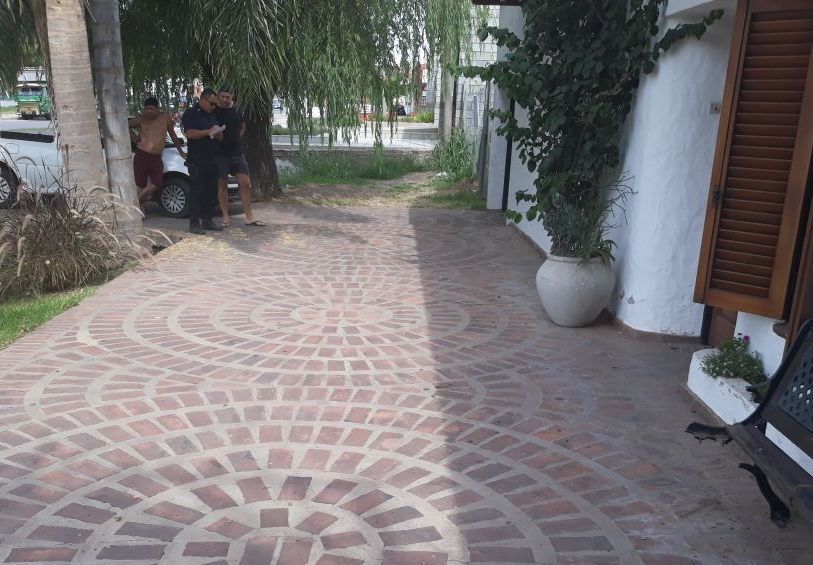 Conductor alcoholizado chocó su camioneta contra una vivienda