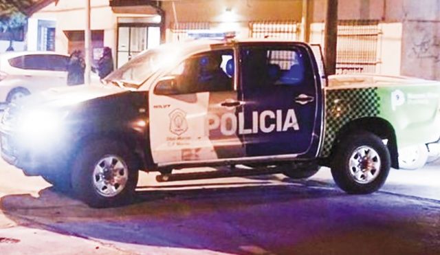 Un joven quiso agredir a policías y terminó preso