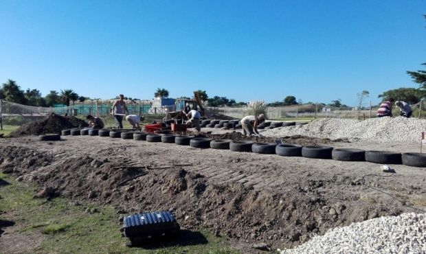 Con cubiertas, botellas y latas, arrancó la construcción de la primera escuela sustentable del país