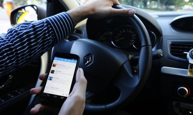 Casi la mitad de los conductores reconoce que usa el celular cuando maneja