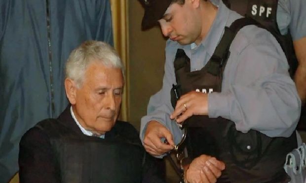 Revocan la domiciliaria al genocida Etchecolatz y debe volver a la cárcel