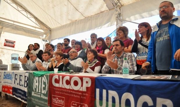 Los docentes le meten presión a Vidal con una carpa frente a la gobernación
