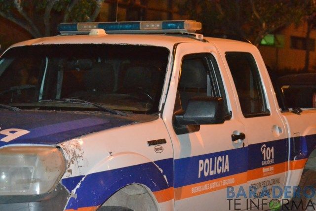 Detienen a un hombre que estaba golpeando a su hermano