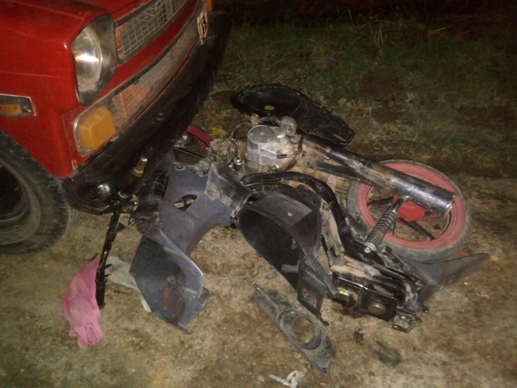 Un joven se fracturó la pelvis en accidente entre auto y moto