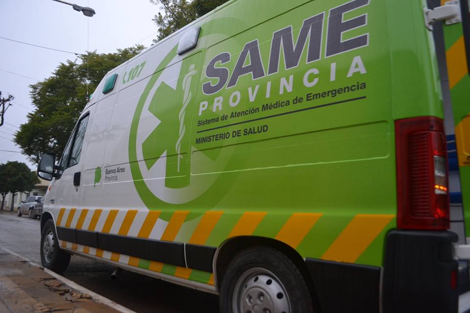 Accidente entre auto y moto. una mujer sufrió fractura en el tobillo izquierdo
