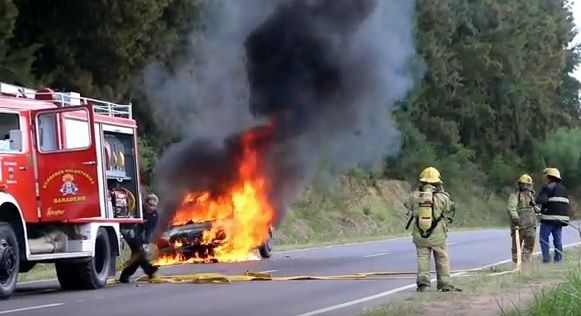 Se incendió un auto en el acceso a Alsina