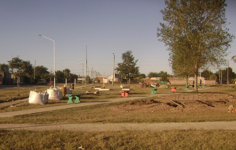 Se trabaja. Mejoras en la plaza del Barrio Plan Federal