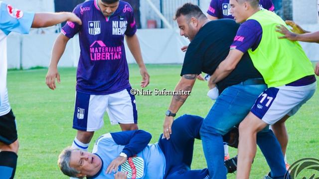 Brutal golpiza a Luis Ventura en un partido de la Primera D